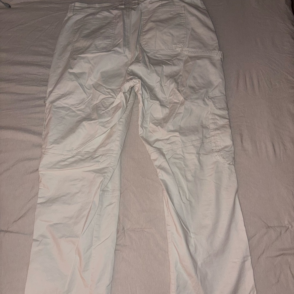 Abercrombie & Fitch Women’s Relaxed Cargo Pant - Picture 2 of 3
